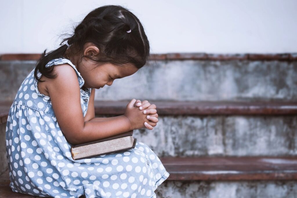 small girl praying